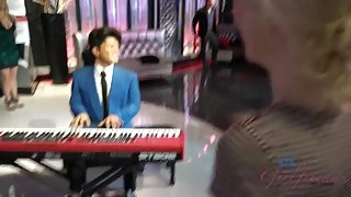 Playful blonde young l fondles her wet cooze