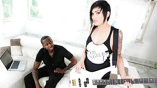Jon Jon & Nikki Hearts in All About That Bass Scene