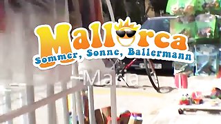 Streetgirls auf Mallorca  Dildo ficken am Strand