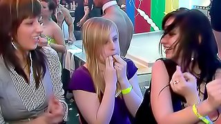 Oral and hardcore at a club