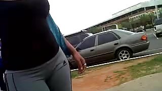 negra caminando