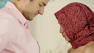 Cadey Mercury wants to seduce a handsome stallion