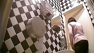 Great babe with sweet pussy is peeing well