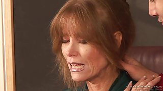 Curvy mature gets her nice pussy slammed