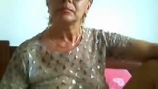 Abuela caliente súper erótica y divina se burla de nosotros