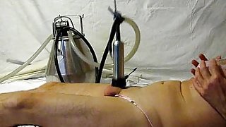 MVI 0269.machine a traire sur le lit