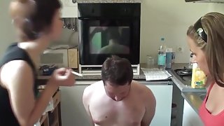 2 perverse Oesterreicherinnen spucken in Aschenbecher!