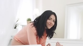 Gorgeous Jessica Lincoln wants to feel a dick in her hole