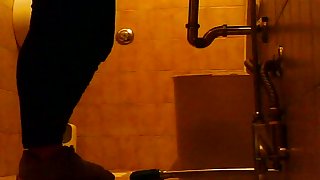 Sexy teen quickly pissed but still got on the voyeur cam