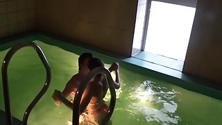 Sex with super sexy girlfriend in the pool
