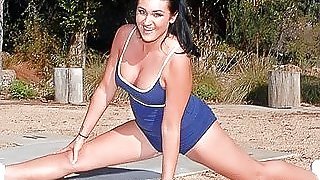 Hot brunette babe Corina Jayden...