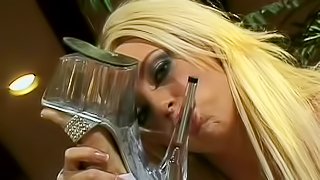 Brittney Skye kis licking sexy high heels of Kianna Dior