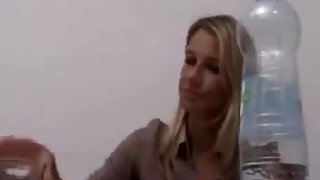 Jolie fille rousse baise avec son beau pere